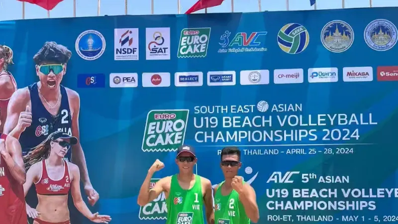 Cầu thủ bóng chuyền bãi biển Việt Nam có tấm HCB ở giải U19 vô địch Đông Nam Á 2024. Ảnh: BCVN