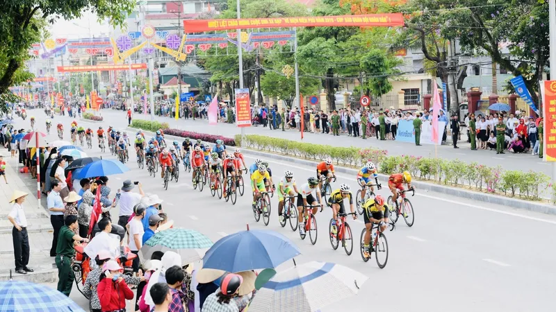 Cuộc đua về Điện Biên Phủ luôn thu hút sự quan tâm của người hâm mộ tại các địa phương mà đoàn đua đi qua. Ảnh: QĐND