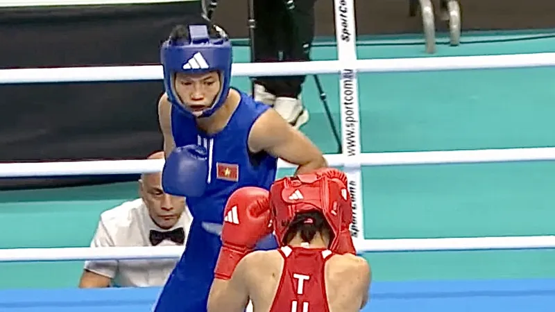 Kim Ánh (xanh) đang là gương mặt được boxing Việt Nam tập luyện kỹ lưỡng nhất hướng tới thi đấu Olympic 2024. Ảnh: IBA