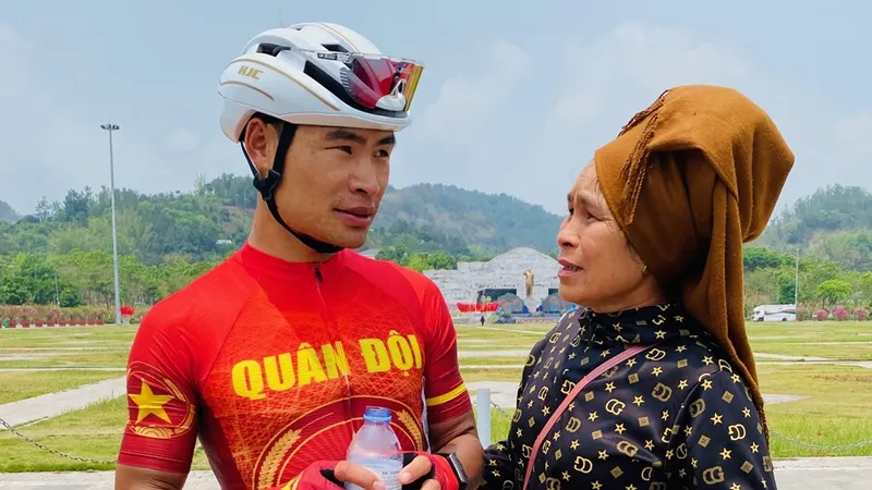Quàng Văn Cường được mẹ tới chúc mừng ngay trên vạch đích và cua-rơ này hứa sẽ có kết quả cao nhất làm quà tặng mẹ. Ảnh: MINH MINH