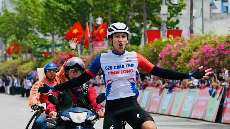 Cua-rơ Nguyễn Minh Thiện đã về nhất tại chặng 3 của giải. Ảnh: TUẤN HUY
