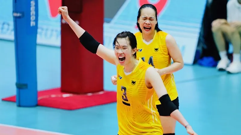 Thanh Thúy vỡ òa khi đội nhà chiến thắng để giành vé vào bán kết. Ảnh: DŨNG PHƯƠNG