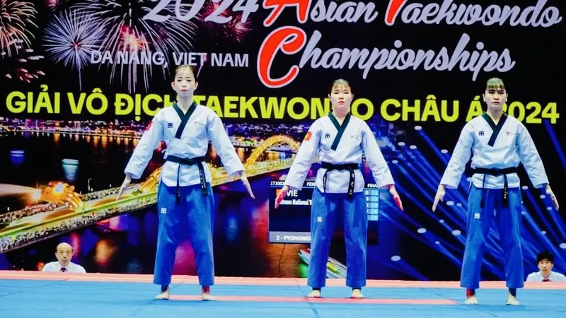 Châu Tuyết Vân và đồng đội đã giành HCV cho đội taekwondo biểu diễn quyền của Việt Nam ở giải. Ảnh: TAEKWONDOVN