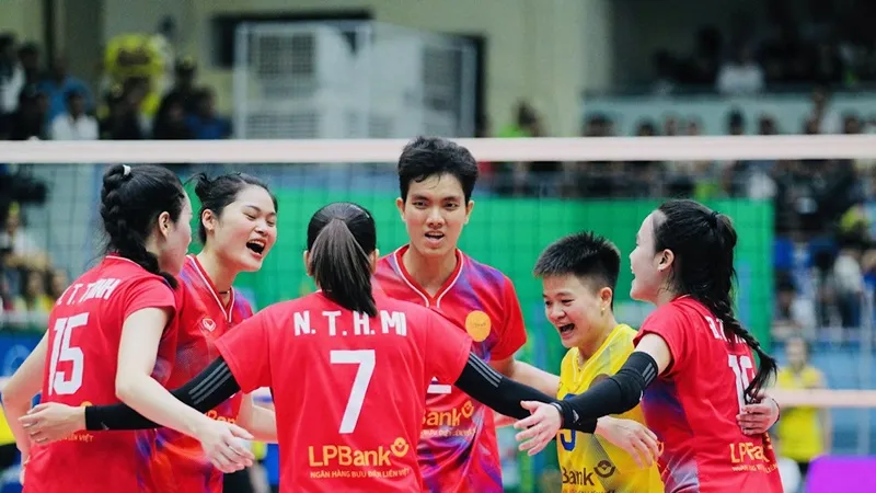 Cầu thủ Ninh Bình đã ăn mừng chiến thắng ở bán kết giải năm nay qua đó lần đầu góp mặt tại chung kết. Ảnh: DŨNG PHƯƠNG
