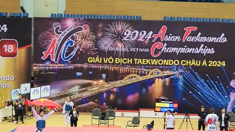 Bạc Thị Khiêm có niềm vui chiến thắng ngay sau trận chung kết. Ảnh: TH.TRANG