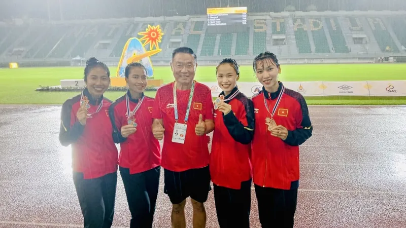 Tổ tiếp sức 4x100m nữ ăn mừng khi giành HCĐ tại giải. Ảnh: MINH MINH