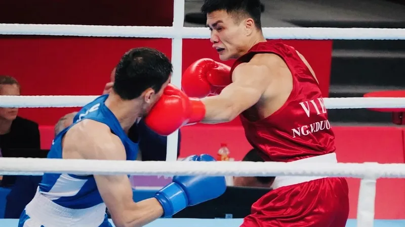 Nguyễn Văn Đương (đỏ) đã có trận thắng đầu tiên. Ảnh: ĐOÀN TTVN