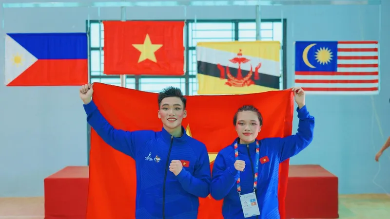 Hai tuyển thủ pencak silat của thể thao học sinh Việt Nam giành các tấm HCV đầu tiên ở môn này tại ASG 2024. Ảnh: ASG2024
