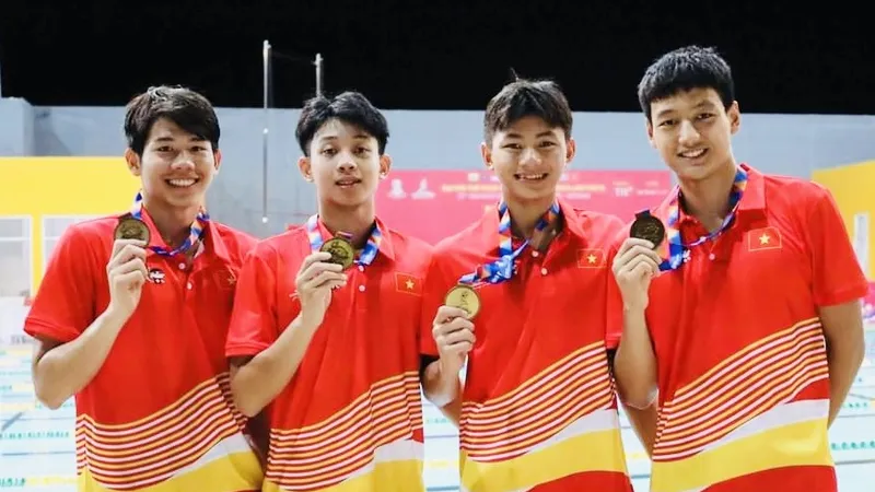 Nguyễn Quang Thuấn (ngoài cùng bên trái) đang là một trong những tuyển thủ thể thao học sinh Việt Nam thi đấu hiệu quả ở môn bơi. Ảnh: ASG 2024