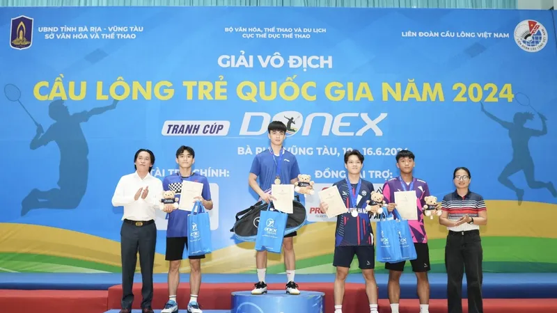 Tay vợt Trần Quốc Khánh vô địch nội dung đơn nam. Ảnh: NGUYỄN LINH