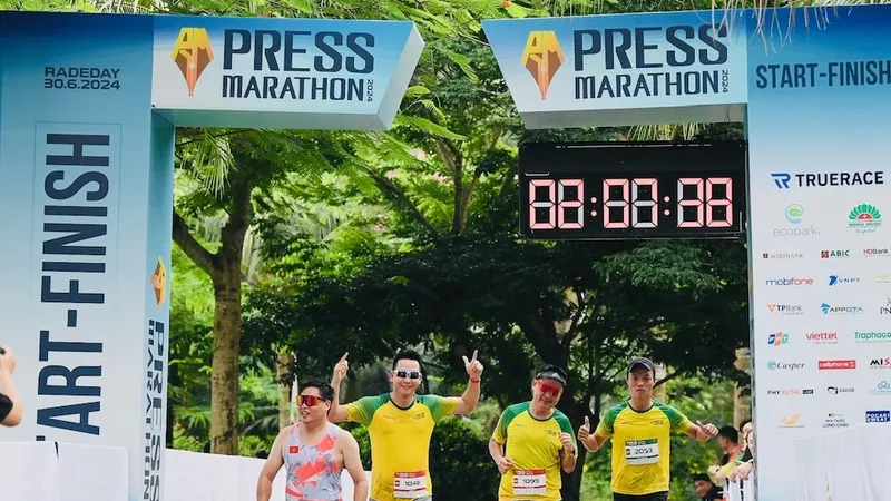 Các nhà báo, phóng viên, biên tập viên tham gia giải Press Marathon 2024. Ảnh: BTC
