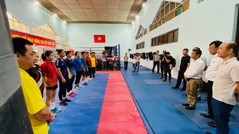 Lãnh đạo Bộ VH-TT-DL và Cục TDTT gặp mặt các tuyển thủ sẽ dự Olympic 2024 đang tập luyện ở Trung tâm HLTTQG Hà Nội. Ảnh: MINH MINH