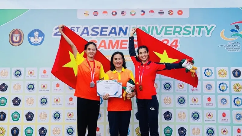 Nguyễn Thị Thu Hà và Bùi Thị Ngân mừng chiến thắng cùng HLV Hồ Thị Từ Tâm tại giải. Ảnh: NGÂN BÙI