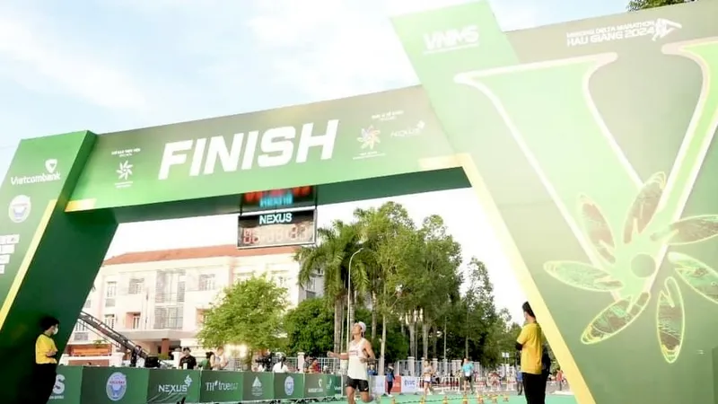 Hoàng Nguyên Thanh về thứ nhì nội dung 42km tại giải. Ảnh: HAUGIANGMARATHON