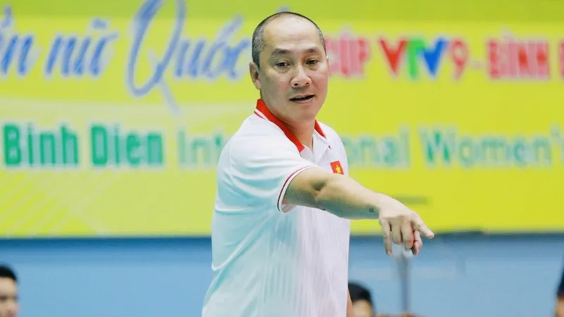 HLV Nguyễn Tuấn Kiệt có thêm thời gian tập luyện cùng đội nữ Việt Nam tại Quảng Ninh trước khi đi Thượng Hải (Trung Quốc). Ảnh: DŨNG PHƯƠNG