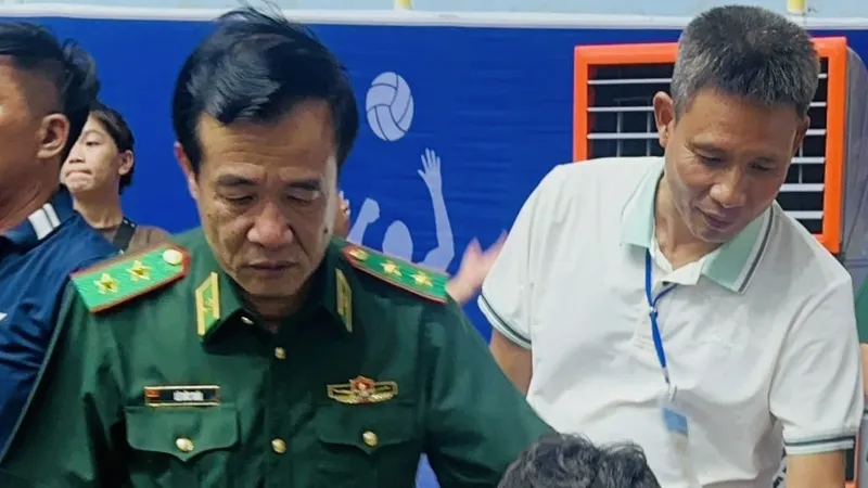 Đinh Văn Duy gặp chấn thương tại vùng đầu gối và được động viên ngay tại giải đấu. Ảnh: QUANGTUNGSPORT