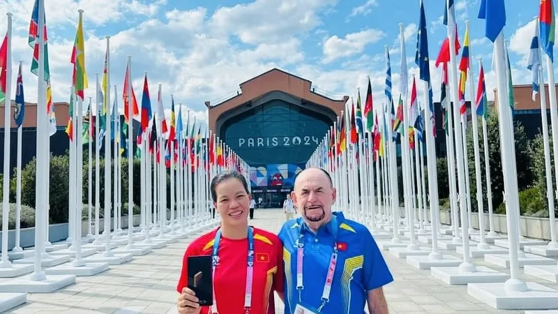 Chuyên gia của đội rowing Việt Nam luôn theo sát các tuyển thủ giúp họ đạt được chuyên môn tốt nhất. Ảnh: HUỆ PHẠM