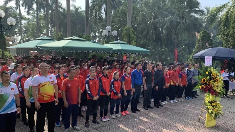 Các HLV, VĐV đội tuyển quốc gia của Trung tâm HLTTQG Hà Nội dâng hương tưởng nhớ các anh hùng liệt sỹ. Ảnh: HỒNG MAI