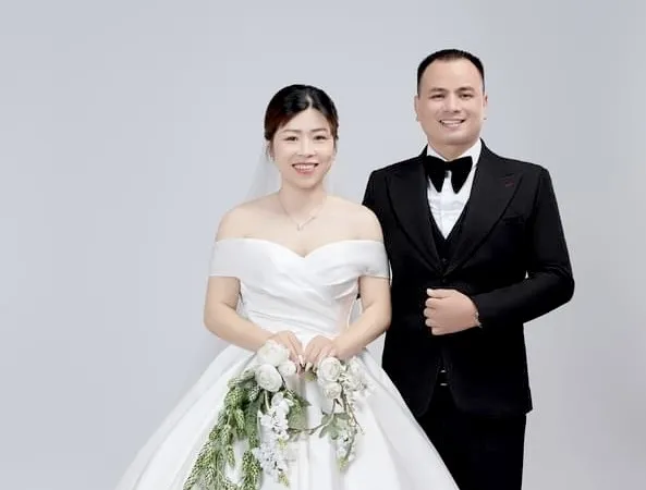 Lực sỹ Hoàng Thị Duyên đã kết hôn với người bạn đời Tiến Đạt và được bạn bè thể thao chúc phúc hạnh phúc. Ảnh: DUYÊN HOÀNG