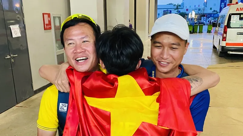 HLV Trần Văn Sỹ (trái) luôn động viên, cổ vũ các học trò trong các giải đấu để đạt kết quả cao nhất. Ảnh: MINH MINH