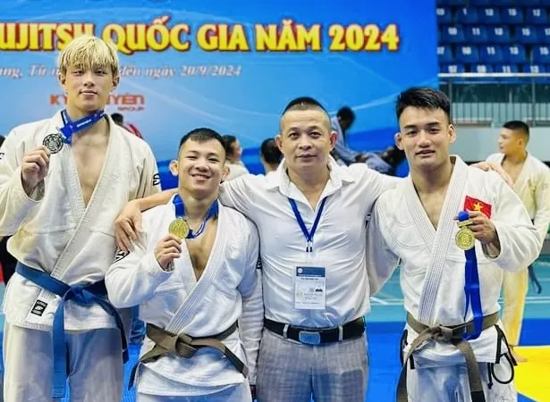 Võ sỹ tuyển thủ quốc gia Đào Hồng Sơn (thứ 2 từ trái sang) đã giành HCV tại giải vô địch quốc gia 2024. Ảnh: TIẾN BÙI