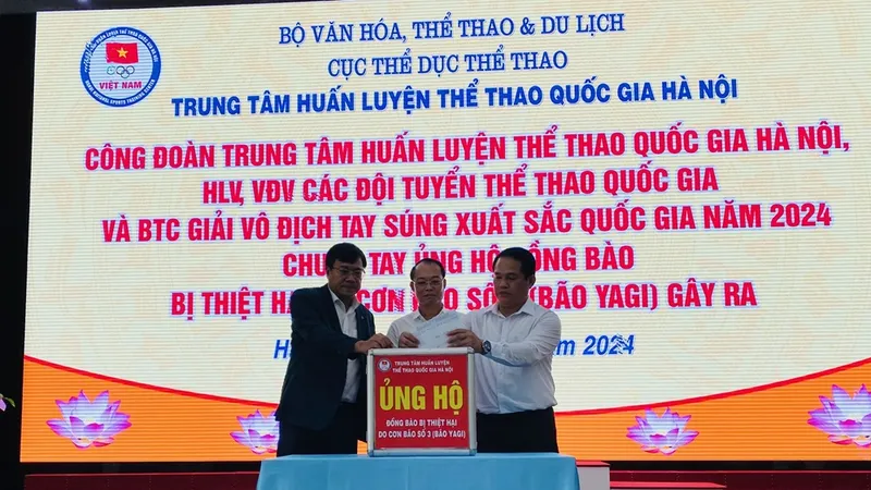 Lãnh đạo ngành thể thao tham gia chương trình quyên góp ủng hộ được tổ chức tại Trung tâm HLTTQG Hà Nội. Ảnh: MINH MINH