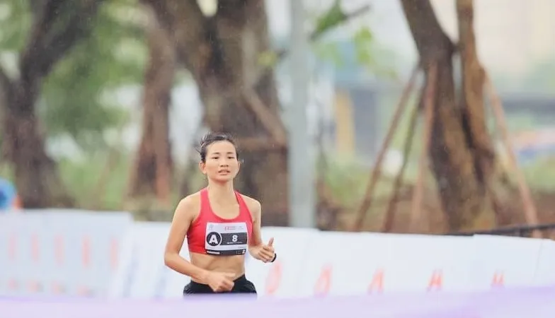 Nguyễn Thị Oanh về nhất cự ly 42km nữ tại giải lần này. Ảnh: BTC