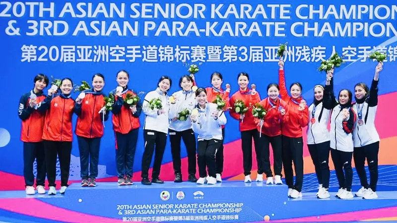 Đội kata nữ Việt Nam giành HCB ở giải vô địch châu Á 2024. Ảnh: AKF