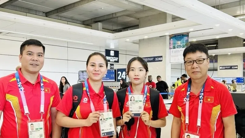 Chuyên gia Park Chung-gun (phải) đã dự Olympic 2024 cùng bắn súng Việt Nam và đây là giải đấu cuối ông huấn luyện chuyên môn cho các xạ thủ trước khi kết thúc với thể thao Việt Nam. Ảnh: MINH MINH