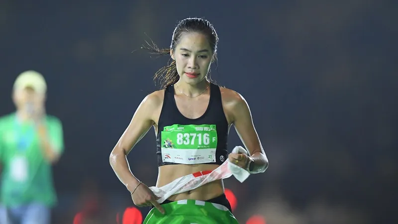 Bùi Thị Thu Hà có chiến thắng quan trọng ở cự ly bán marathon - 21km nữ. Ảnh: VPIM