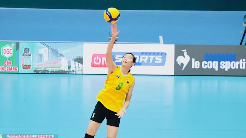 Ngọc Hoa trở lại thi đấu và cô giữ được bản lĩnh của 1 cầu thủ nhiều kinh nghiệm, hỗ trợ các đàn em. Ảnh: DŨNG PHƯƠNG