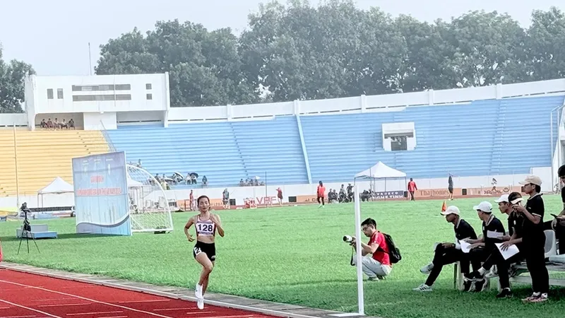 Nguyễn Thị Oanh giành HCV nội dung 5.000m nữ giải năm nay. Ảnh: MINH MINH
