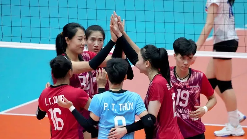 Đội nữ Thanh Hóa là bất ngờ lớn ở giải năm nay khi xếp thứ nhì vòng bảng, giành suất dự bán kết. Ảnh: VFV