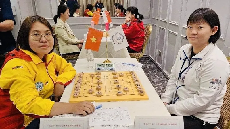 Kỳ thủ Nguyễn Hoàng Yến (trái) đang tranh tài ở giải vô địch châu Á 2024. Ảnh: VXF