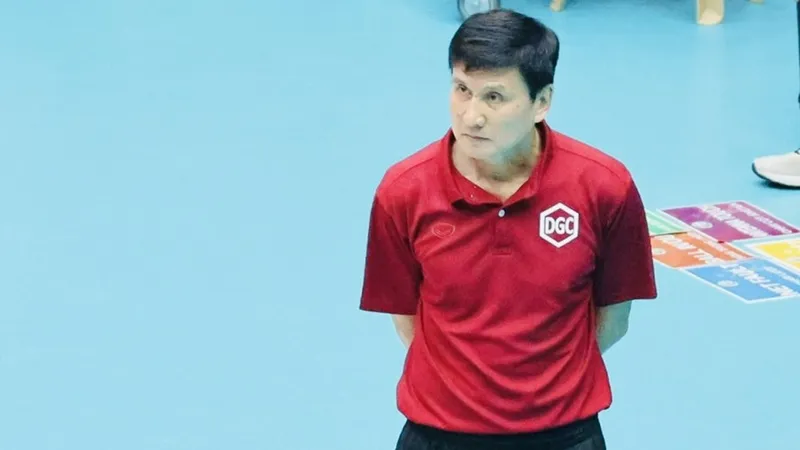 HLV Phạm Văn Long đã xin nghỉ việc tại đội á quân quốc gia 2024. Ảnh: DŨNG PHƯƠNG