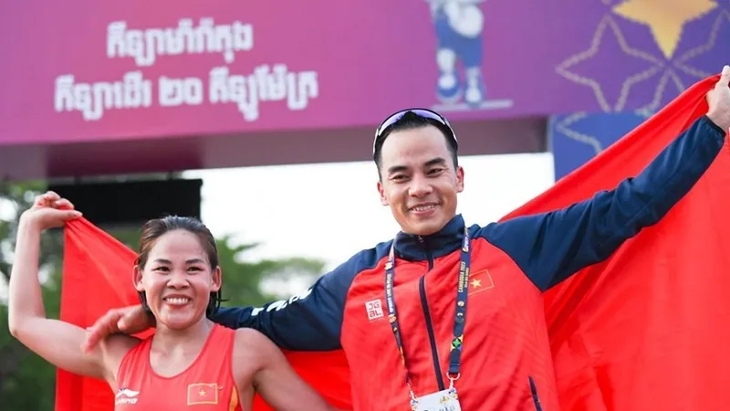 Thanh Phúc (trái) từng giành HCV đi bộ 20km nữ tại SEA Games 32 tổ chức ở Campuchia. Ảnh: ĐIENKINHVN