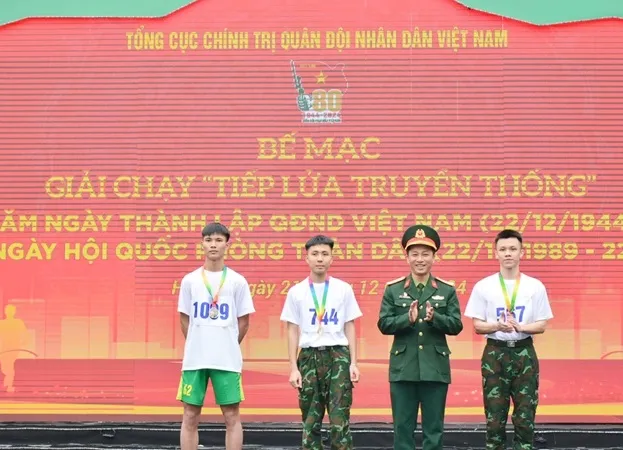Ban tổ chức trao huy chương cho VĐV đạt thành tích cao tại nội dung nam. Ảnh: QDND