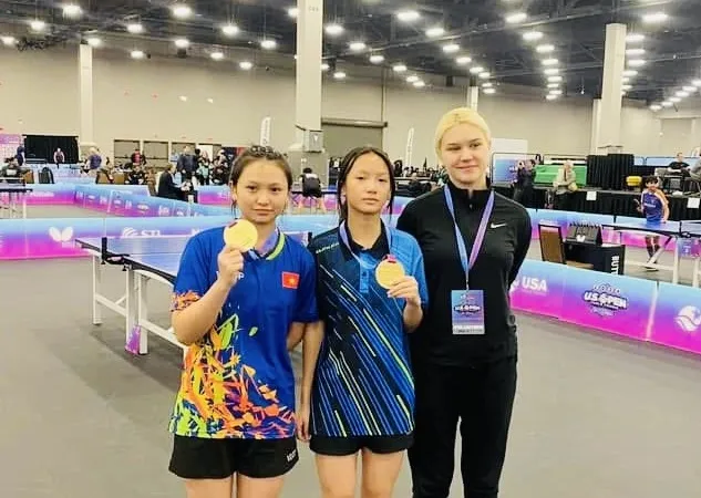 Hai tay vợt của Việt Nam vô địch nội dung đôi nữ nhóm tuổi U17 tại Mỹ. Ảnh: VTTF