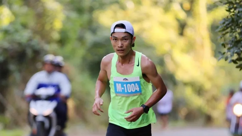 Hoàng Nguyên Thanh đang là VĐV thi đấu marathon - 42km nam tốt nhất Việt Nam. Ảnh: GIA MẪN