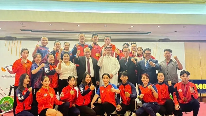 Chủ tịch Liên đoàn cử tạ thế giới và Liên đoàn cử tạ châu Á đã gặp gỡ động viên các lực sỹ Việt Nam ngay tại giải. Ảnh: NGUYỄN HUY