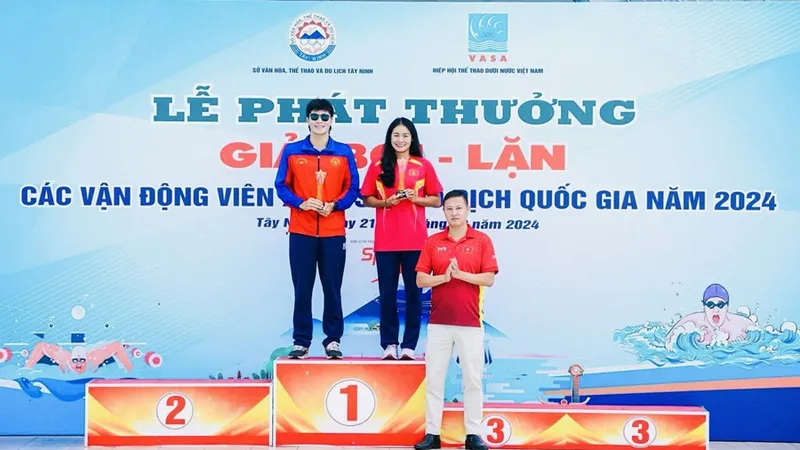Trần Hưng Nguyên và Võ Thị Mỹ Tiên được phần thưởng VĐV xuất sắc môn bơi tại giải. Ảnh: NGUYỄN NGỌC