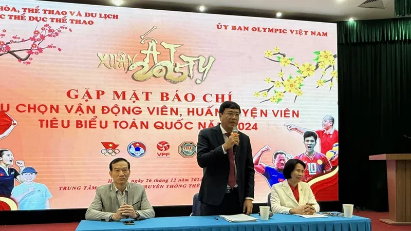 Cục trưởng Cục TDTT Đặng Hà Việt trao đổi tại cuộc bầu chọn HLV, VĐV tiêu biểu toàn quốc 2024. Ảnh: MINH MINH
