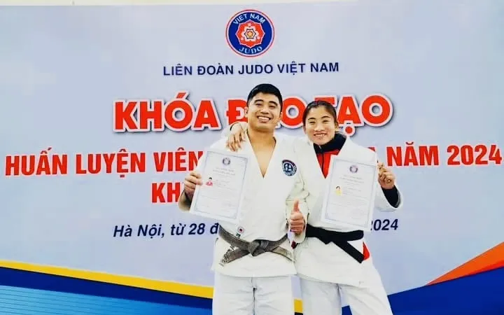 Hoàng Thị Tình (phải) đã vượt qua khóa đào tạo để có chứng nhận HLV judo quốc gia năm 2024. Ảnh: VĂN LỢI