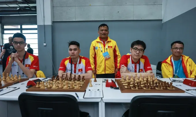 Bành Gia Huy (ngoài cùng bên trái) là gương mặt trẻ tham dự nhiều giải quốc tế năm nay cùng tuyển cờ vua Việt Nam. Ảnh: FIDE