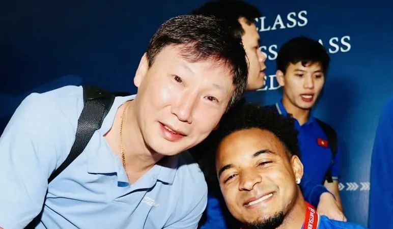 Cầu thủ Nguyễn Xuân Son và HLV Kim Sang Sik lên đường về Việt Nam trong ngày 6-1. Ảnh: VFF