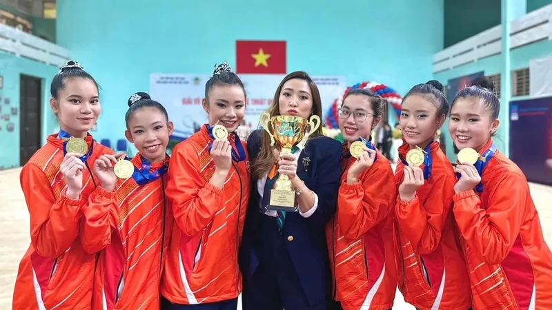 HLV Thu Hà (áo đen) đã rời đơn vị Hà Nội để gia nhập thể thao Bình Dương. Ảnh: VGF