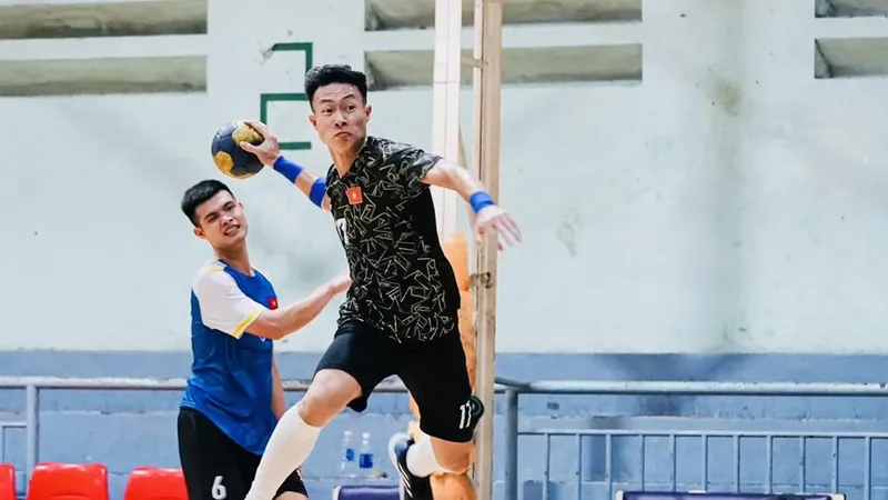Cầu thủ bóng ném Việt Nam tập luyện khẩn trương và không nghỉ Tết để hướng tới dự giải vô địch Đông Nam Á 2025. Ảnh: PICHOOF