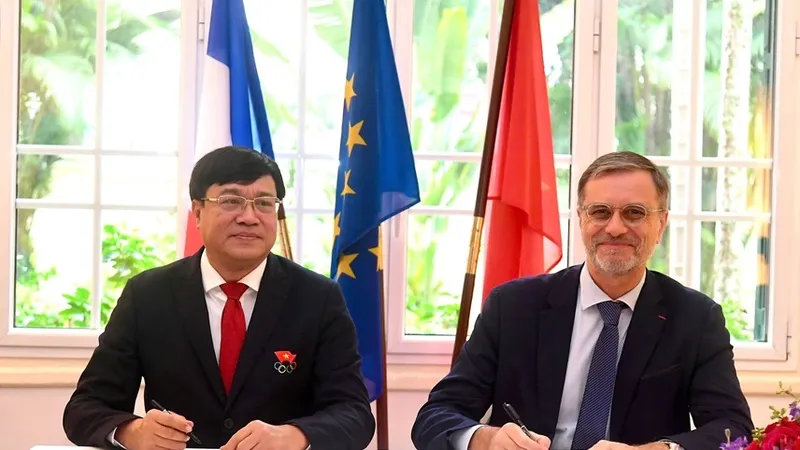 Đại diện Cục TDTT và Đại sứ quán Pháp tại Việt Nam cùng ký thỏa thuận hợp tác. Ảnh: CỤCTDTT