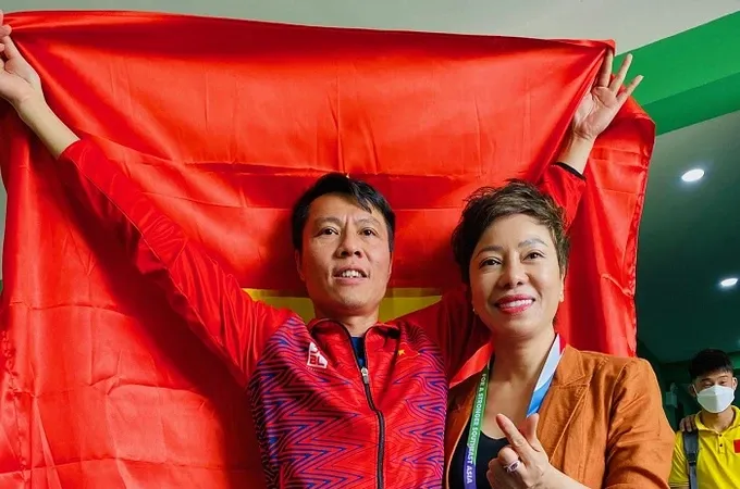 HLV Nguyễn Thị Nhung và xạ thủ Trần Quốc Cường ăn mừng tấm HCV tại SEA Games 31 trên sân nhà. Ảnh: MINH MINH