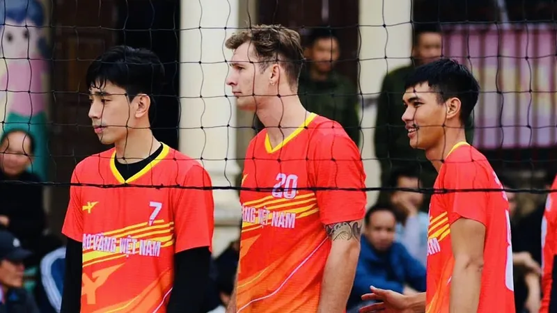 Cầu thủ người Nga Iurii Kruzhkov (giữa) sẽ tiếp tục khoác áo đội nam Đà Nẵng tại mùa giải năm nay. Ảnh: SAOVANGVN